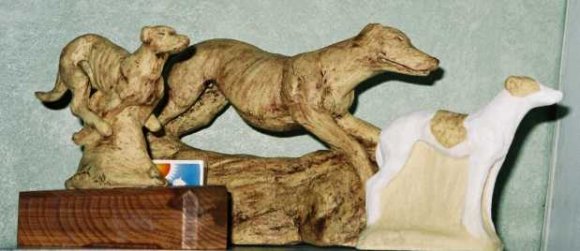 Greyhound, stor: 500:-. På träplatta: 350:-. Stående: 200:-