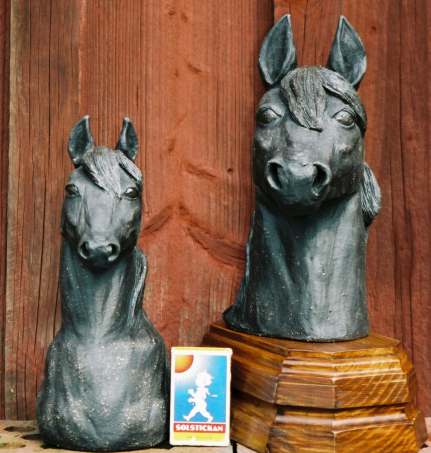 Hästhuvud. Höjd 16 cm inkl. träplatta - 400:- (vänster i bild). Höjd 20 cm - 700:- (höger i bild). Höjd 25 cm - 1000:-