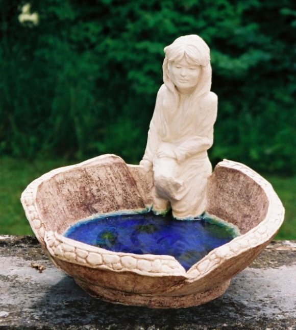 Flicka i vattnet. Blandteknik stengods och glas. Diameter 23 cm. 1350:-